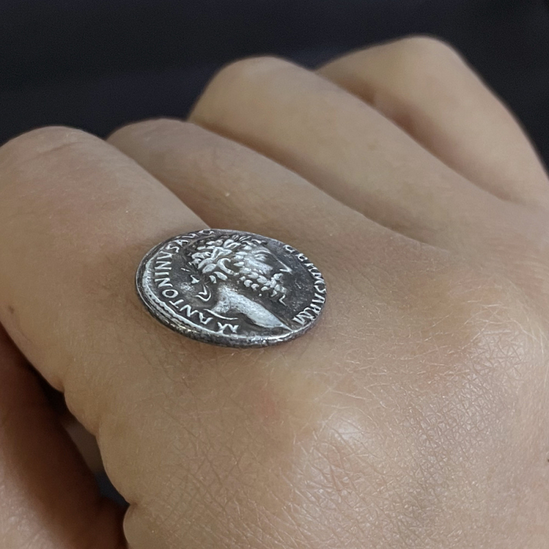 Vario karoliai su klasikinio Romos monetos pakabuku Marcus Aurelius; elektroplakavimas ir liejimas