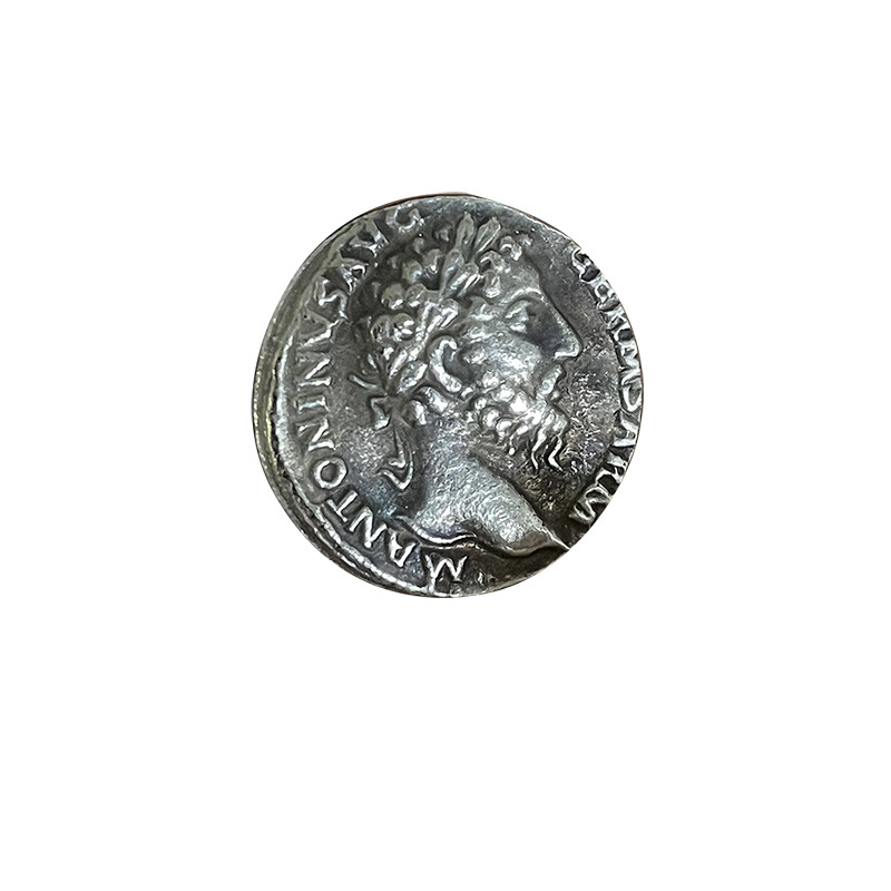 Vario karoliai su klasikinio Romos monetos pakabuku Marcus Aurelius; elektroplakavimas ir liejimas