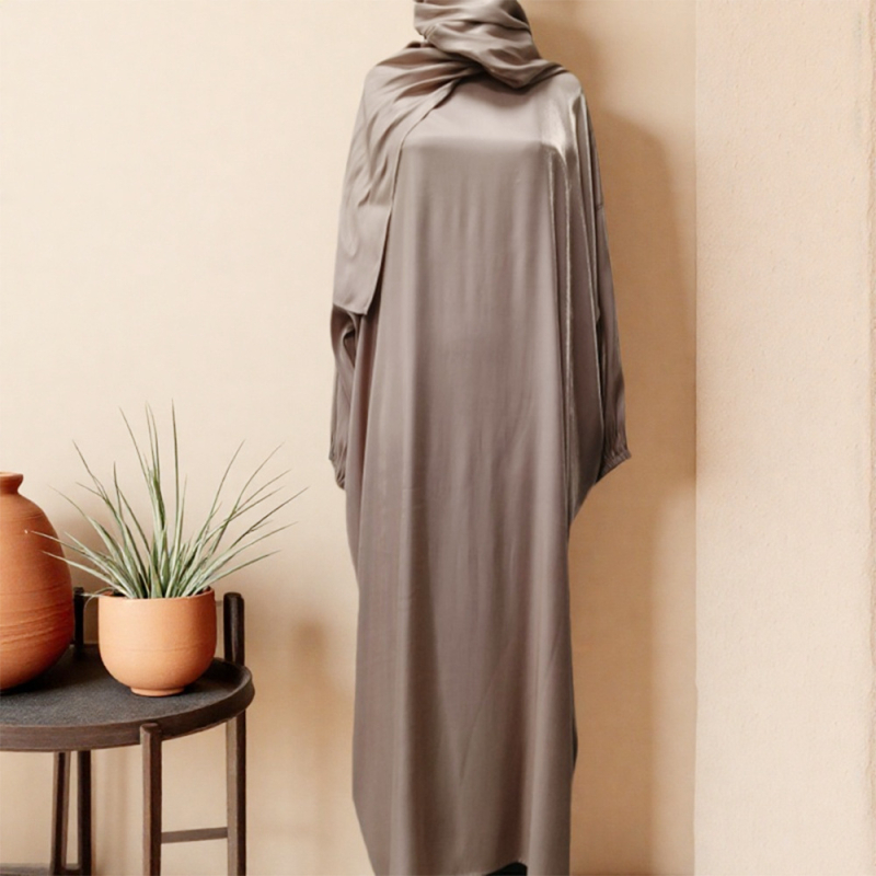 Nőknek szóló abaya – egyszínű, Golden Cotton anyag (60% gyapot / 40% poliészter), ráncos és rugalmas textúra, bélés nélkül, mindhárom szezonra alkalmas
