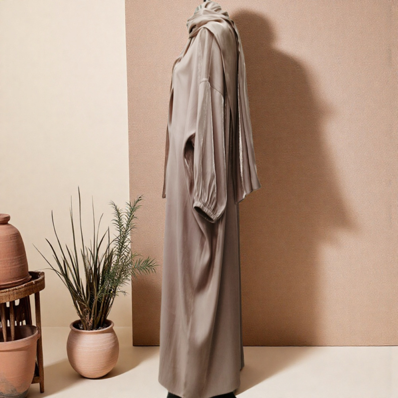 Nőknek szóló abaya – egyszínű, Golden Cotton anyag (60% gyapot / 40% poliészter), ráncos és rugalmas textúra, bélés nélkül, mindhárom szezonra alkalmas