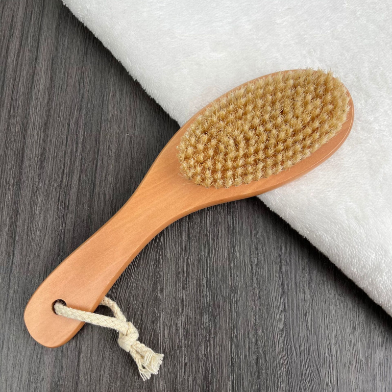 Tuš četka s zakrivljenom drškom u obliku pilećeg kraka i svinjskih dlačica – ručna masažna exfolirajuća četka