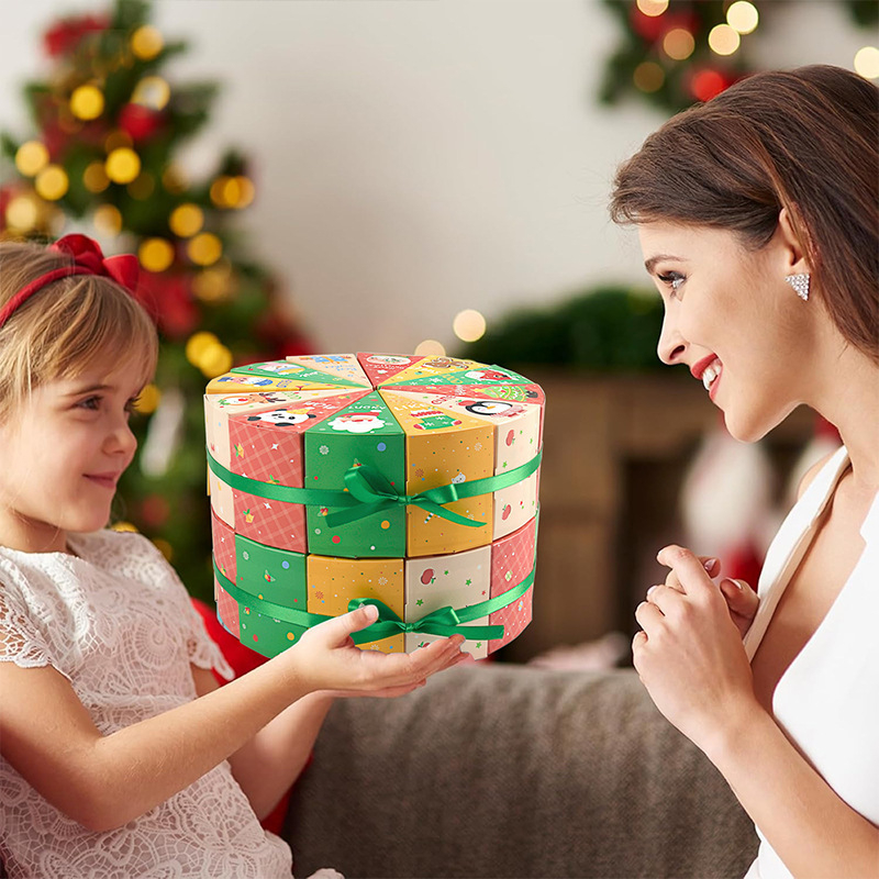 Cutii cadou de Crăciun pentru numărătoare (12 buc.) cu panglică de 100 cm — carton de 250 g, gravură în relief, stil desen animat