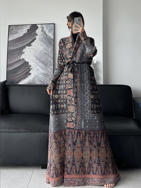 Poliesterinis pelerinės tipo paltas su spauda, laisvas kirpimas, ilgomis rankovėmis, pusaukštė apykaklė, pamušalas