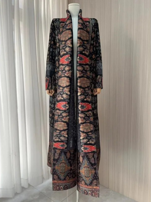 Poliesterinis pelerinės tipo paltas su spauda, laisvas kirpimas, ilgomis rankovėmis, pusaukštė apykaklė, pamušalas