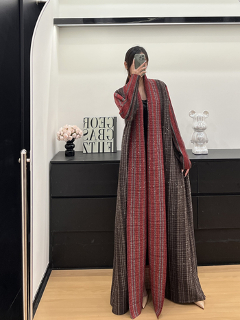 Μακριά πλισέ εκτυπωμένη ρόμπα από πολυεστέρα, κύριο περιεχόμενο υφάσματος πάνω από 95%, μακριά μανίκια