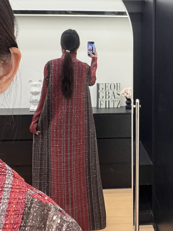 Μακριά πλισέ εκτυπωμένη ρόμπα από πολυεστέρα, κύριο περιεχόμενο υφάσματος πάνω από 95%, μακριά μανίκια