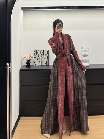 Μακριά πλισέ εκτυπωμένη ρόμπα από πολυεστέρα, κύριο περιεχόμενο υφάσματος πάνω από 95%, μακριά μανίκια