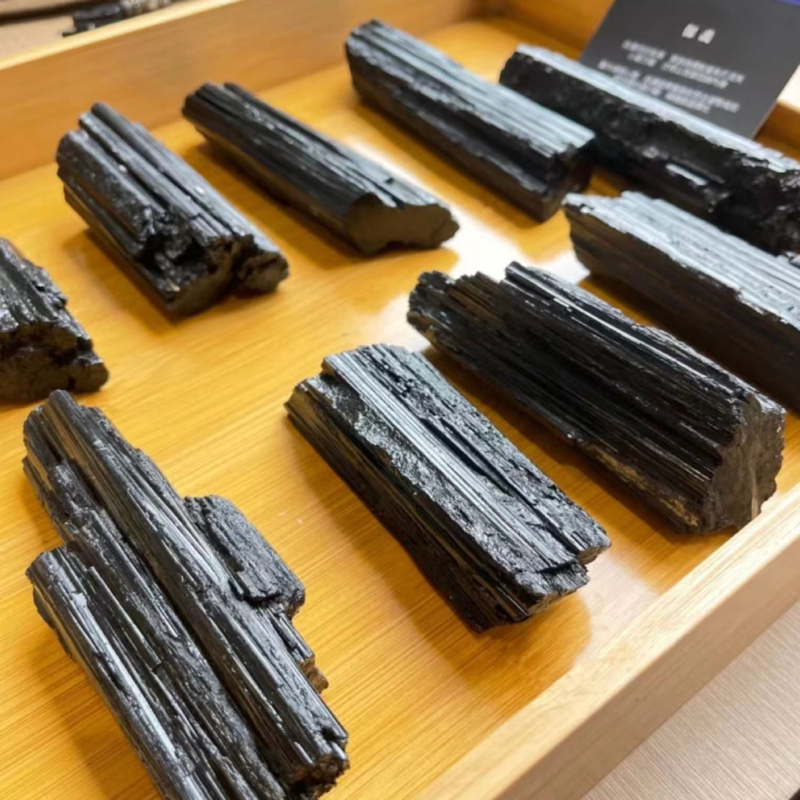 Декоративен кристал от турмалин, суров камък, гравиране, персонализирано, модерен минималистичен стил