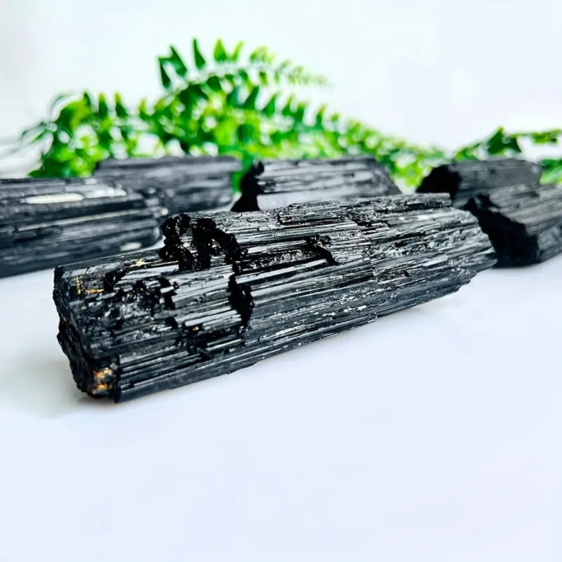 Декоративен кристал от турмалин, суров камък, гравиране, персонализирано, модерен минималистичен стил