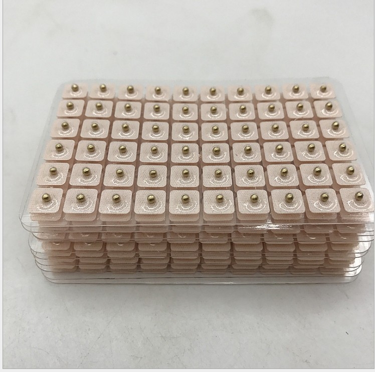 C-600 plne magnetické nálepky na ušné akupunktúrne body, balenie 300 kusov, pre masáž uší