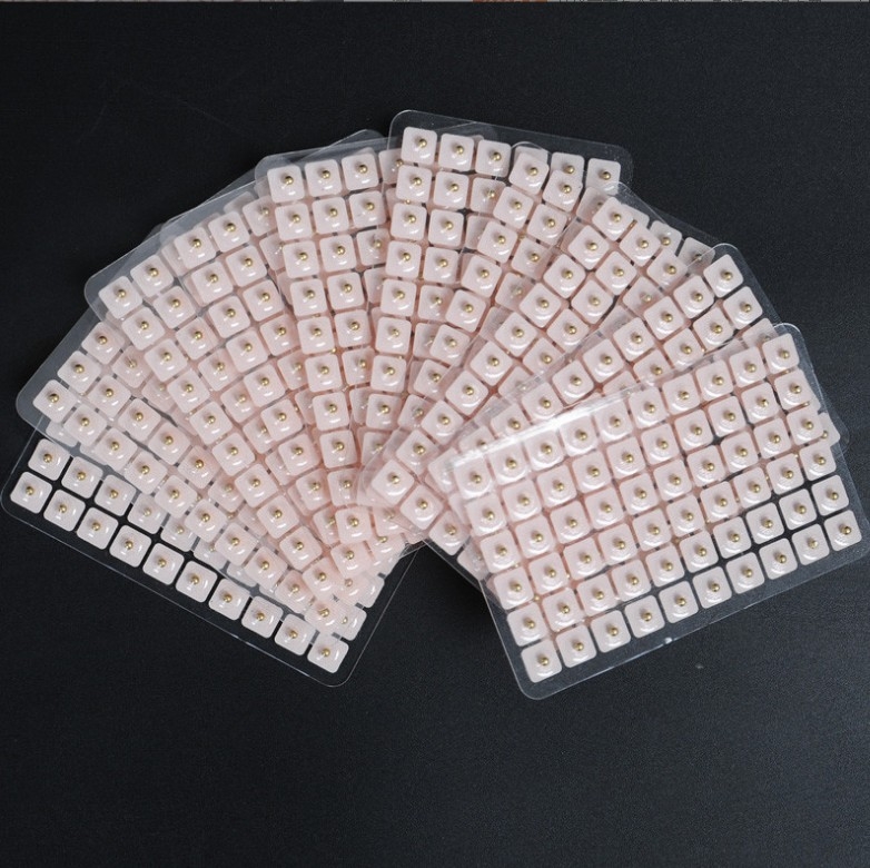 C-600 plne magnetické nálepky na ušné akupunktúrne body, balenie 300 kusov, pre masáž uší