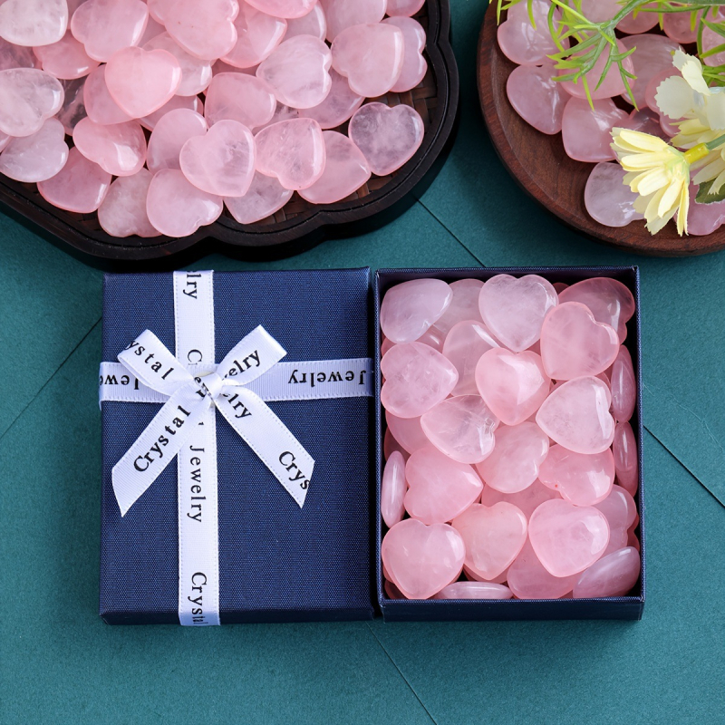 Širdies formos kristalo akmuo dovanų dėžutėje (Independent; popierius/kartonas; Vasara 2024)