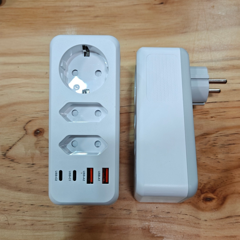 7-в-1 EU щепсел за защита от пренапрежение със 3 гнезда, 2 USB-A порта и 2 USB-C порта