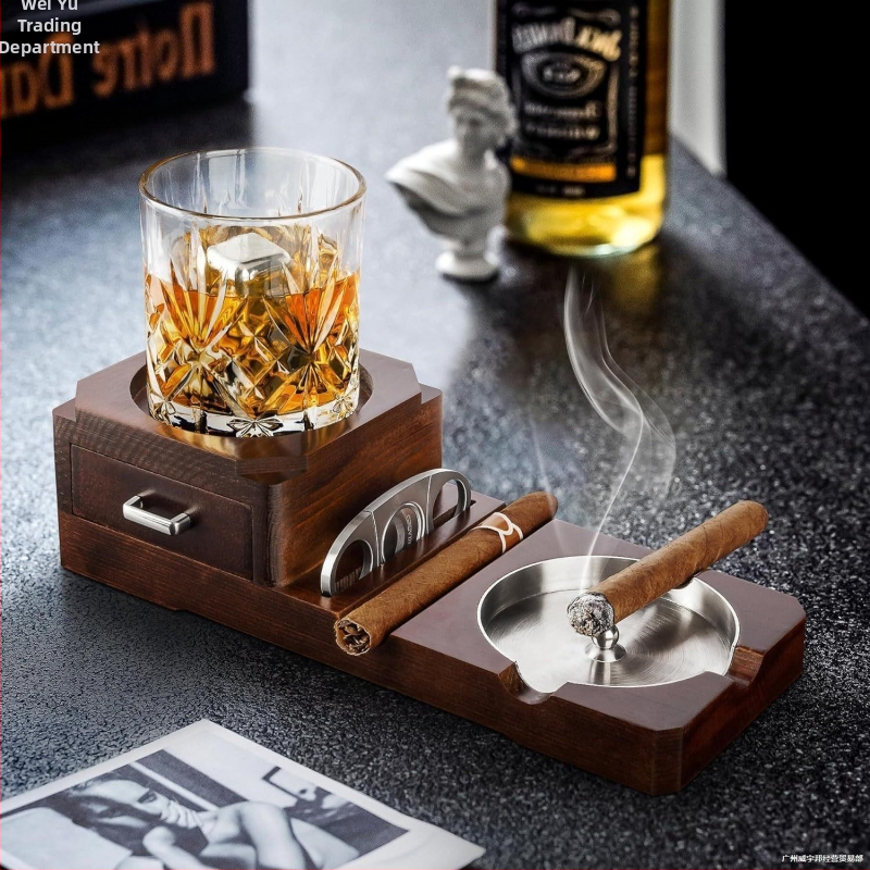 Цигарен пепелник, дървен, с държач за чаша уиски, метално чекмедже със слот и резачка за пури