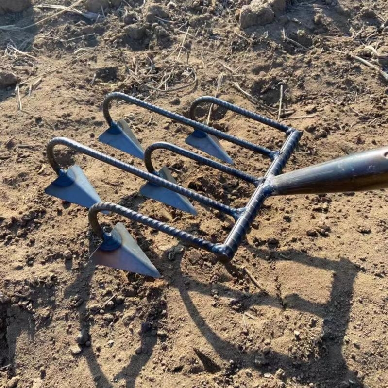 Trikampė sodo kastuvė su penkiais dantimis – aštri daugdantis įrankis, mangano plienas, sustiprinta konstrukcija arimui ir dirvos laisvinimui