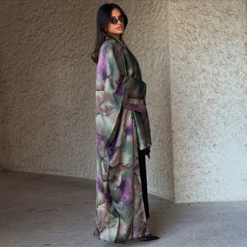 MQ204 Αμπάγια με κεφαλή μαντίλι — μακριά σατέν ρόμπα με εκτύπωση, πολυεστέρας 80–90%, μανίκι τύπου Bat