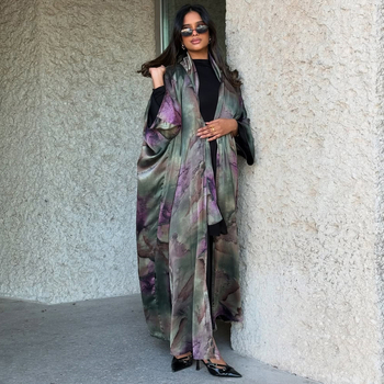 MQ204 Αμπάγια με κεφαλή μαντίλι — μακριά σατέν ρόμπα με εκτύπωση, πολυεστέρας 80–90%, μανίκι τύπου Bat