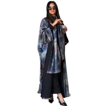 MQ204 Αμπάγια με κεφαλή μαντίλι — μακριά σατέν ρόμπα με εκτύπωση, πολυεστέρας 80–90%, μανίκι τύπου Bat