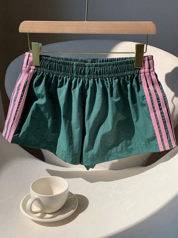 Női lazán szabott sport-casual nadrág, 3/4 hosszú, középmagas derékkal, szövött poliészter anyag 95%+