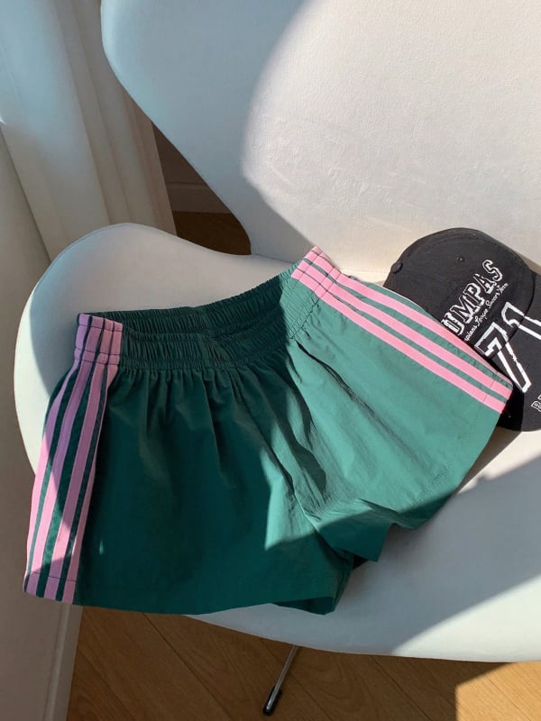 Női lazán szabott sport-casual nadrág, 3/4 hosszú, középmagas derékkal, szövött poliészter anyag 95%+