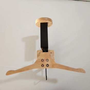 Метален стенен рафт за каски, шапки и спортно оборудване, 2 нива, товароподемност 30 кг, подходящ за хол, спалня и гараж