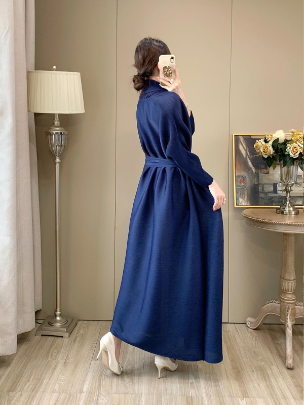 Ilga moteriška vėjinė striukė - apykaklė, laisvas kirpimas, poliesterio elastano mišinys, vienos spalvos, ilgis virš 100 cm, sparno tipo rankovės