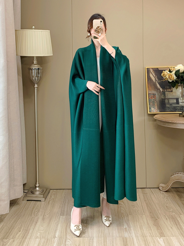 Ilga moteriška vėjinė striukė - apykaklė, laisvas kirpimas, poliesterio elastano mišinys, vienos spalvos, ilgis virš 100 cm, sparno tipo rankovės