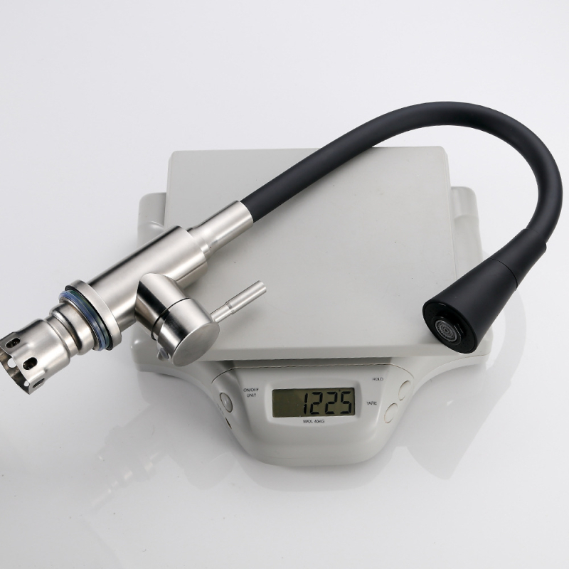 Кухненски смесител от неръждаема стомана, с керамичен диск клапан, матово шлифована повърхност, входове 1/2, 3/8 и 9/16, едноруко управление, въртящ се чучур