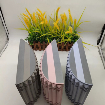 Μασάζ μαξιλάρι για οσφυϊκή ανακούφιση και διάταση της μέσης — αξεσουάρ γιόγκα με στήριξη οσφυών