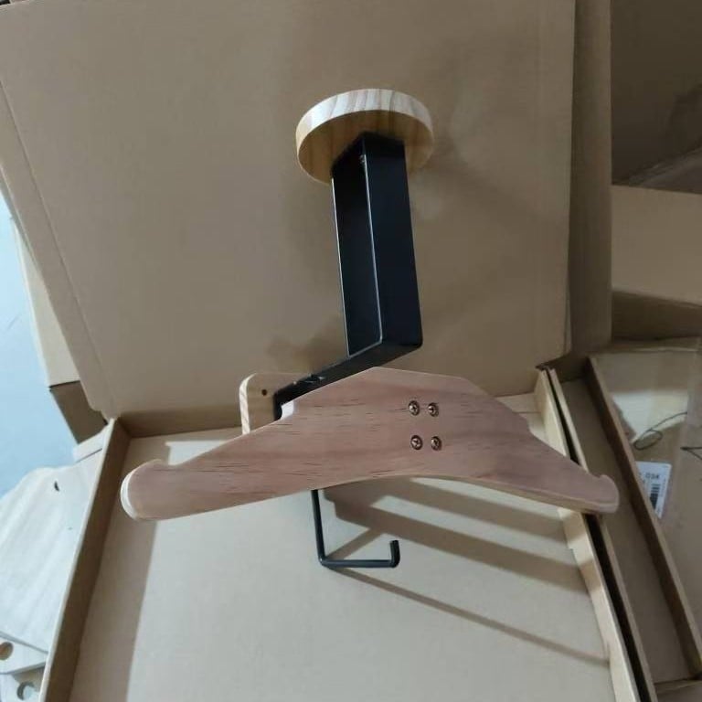 Fából készült taktikai berendezés tároló — falra szerelhető rendőrségi felszerelés és motorkerékpár sisak tároló, egyrétegű kialakítás, modern minimalista stílus