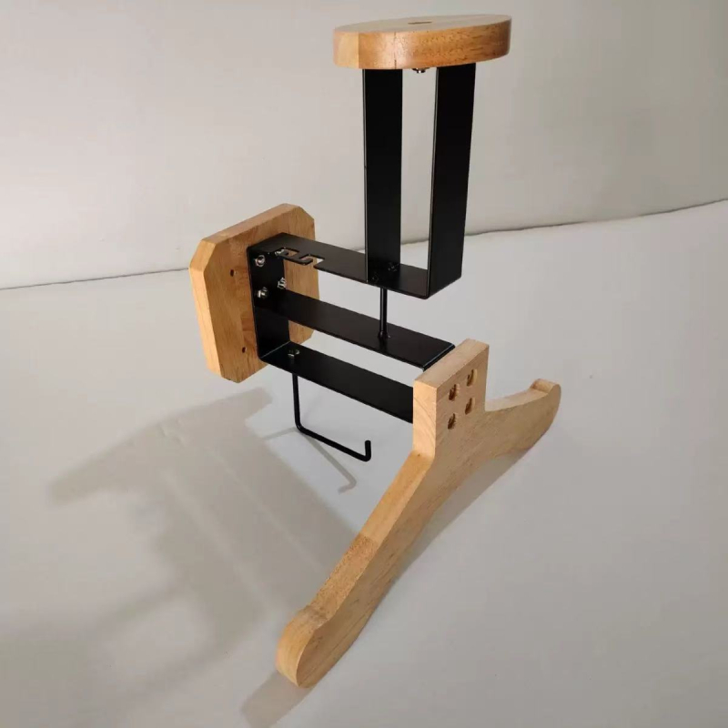 Fából készült taktikai berendezés tároló — falra szerelhető rendőrségi felszerelés és motorkerékpár sisak tároló, egyrétegű kialakítás, modern minimalista stílus