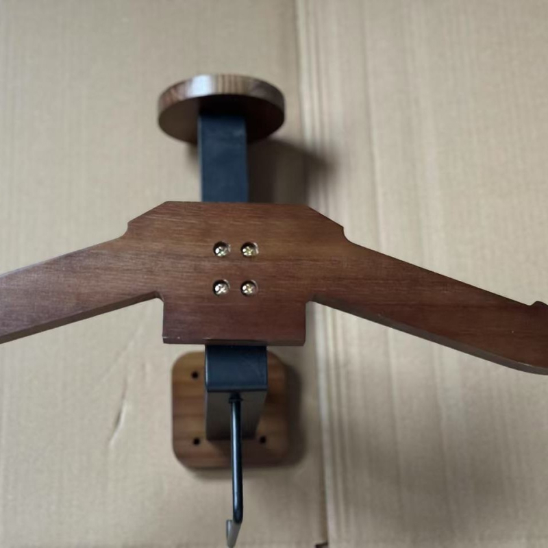 Fából készült taktikai berendezés tároló — falra szerelhető rendőrségi felszerelés és motorkerékpár sisak tároló, egyrétegű kialakítás, modern minimalista stílus