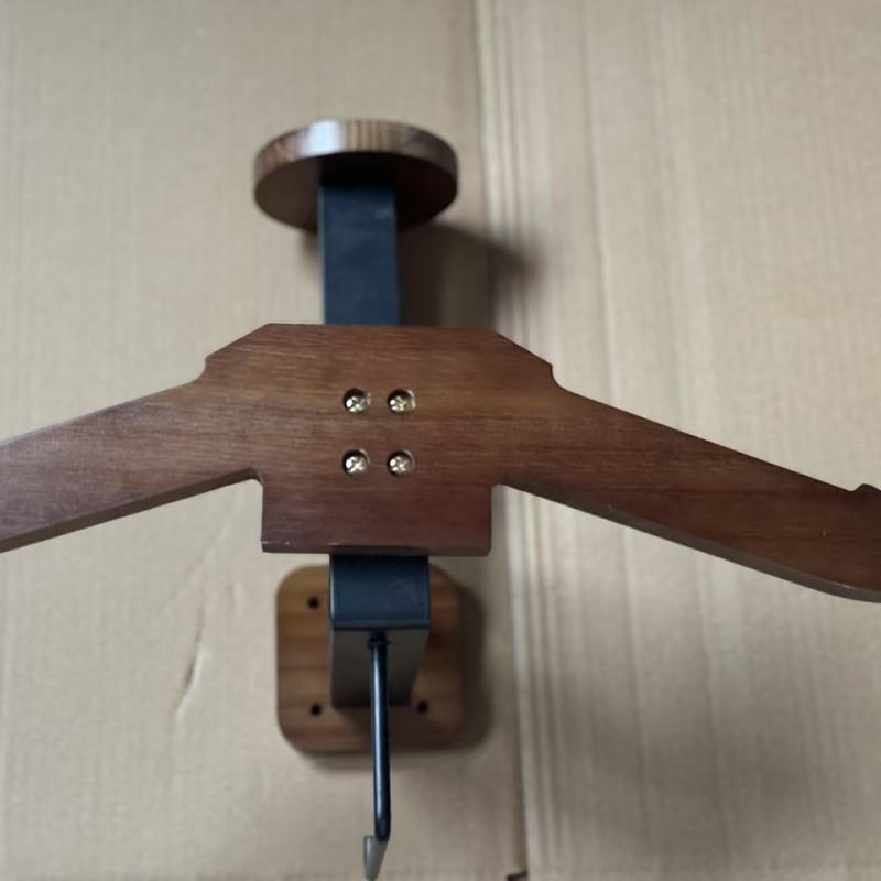 Fából készült taktikai berendezés tároló — falra szerelhető rendőrségi felszerelés és motorkerékpár sisak tároló, egyrétegű kialakítás, modern minimalista stílus