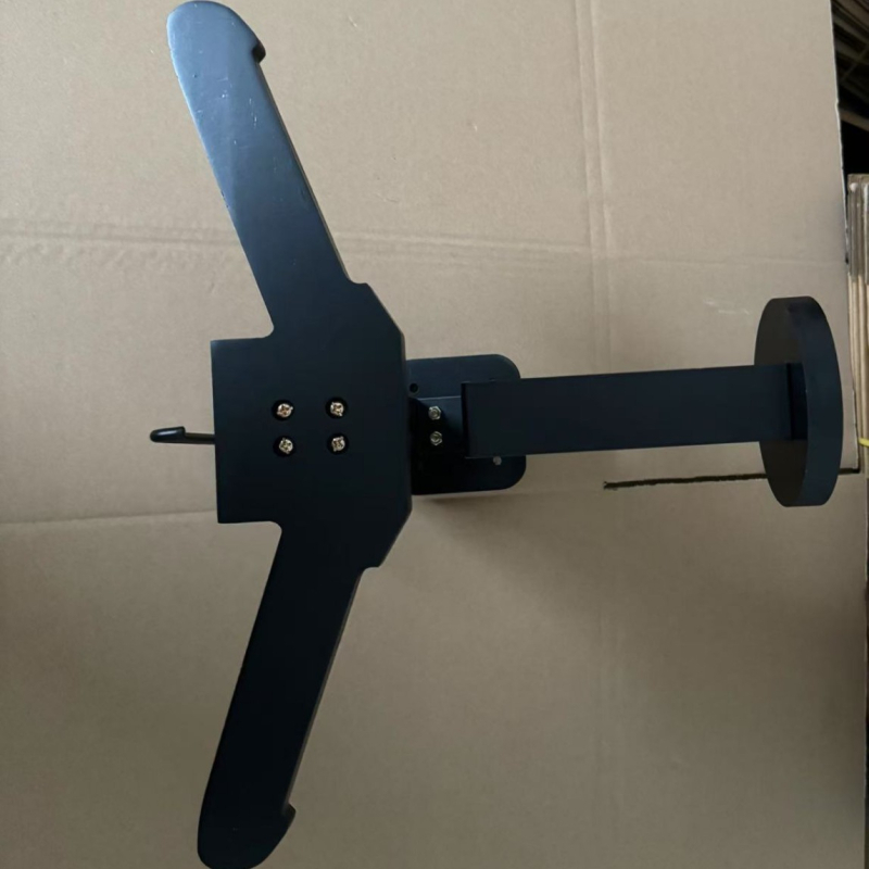 Fából készült taktikai berendezés tároló — falra szerelhető rendőrségi felszerelés és motorkerékpár sisak tároló, egyrétegű kialakítás, modern minimalista stílus