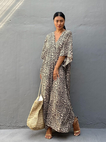 Leopardų spaudinio paplūdimio uždangalio marškiniai, laisvas kirpimas, saulės apsaugos dizainas, audinys Rayon su medvilnės pamušalu, 300 g MB255