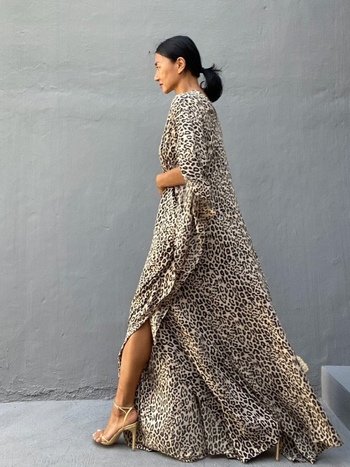 Leopardų spaudinio paplūdimio uždangalio marškiniai, laisvas kirpimas, saulės apsaugos dizainas, audinys Rayon su medvilnės pamušalu, 300 g MB255