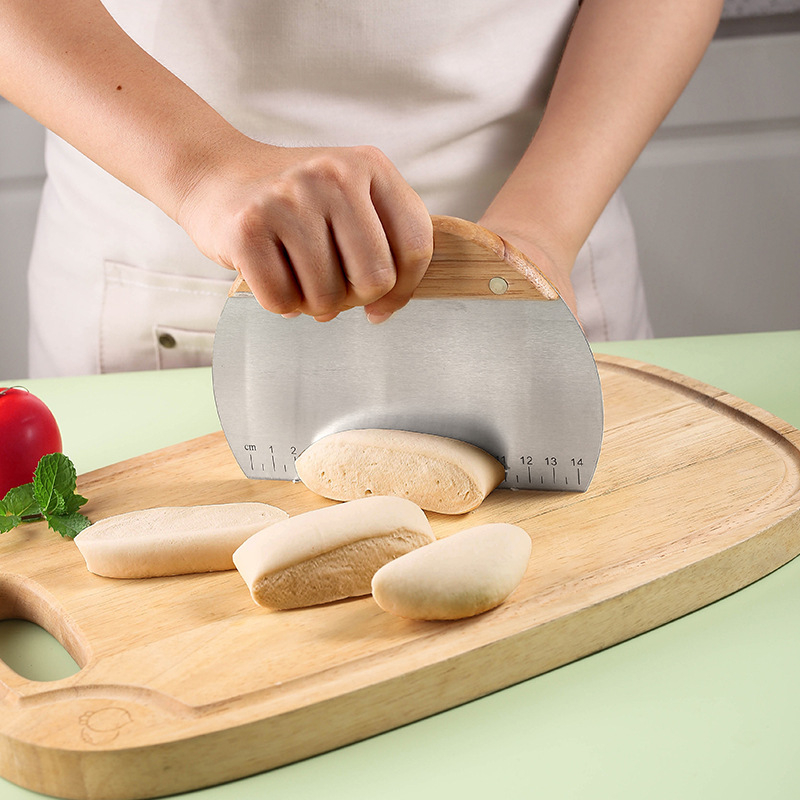 Universea nerūdijančio plieno miltų pjaustymo peilis su matavimo skale ir skraperiu – skirtas ryžių ritinėliams ir pusapvalių tortų pjaustymui