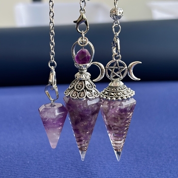 Κολιέ με γεωμετρική εξάγωνη υψηλής κρυσταλλικής σύνθεσης από τεχνητό κρύσταλλο σε ρητίνη, με εσωτερικό ελατήριο; Μάρκα 66; Άνοιξη 2025