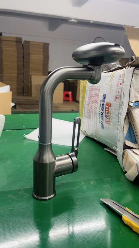 Nerūdijančio plieno praustuvo maišytuvo – krioklio srautas, karštas/šaltos, ant stalviršio montuojamas, pasukamas (Modelis: Flying Saucer praustuvo maišytuvo; Medžiaga: nerūdijantis plienas; Keraminių vožtuvų šerdis; Darbinė temperatūra 0–90°C; Montavimas: