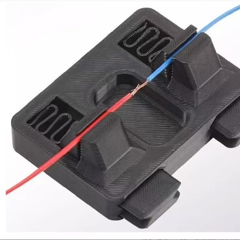 Elektrinių laidų suvirinimo laikiklis, PLA medžiaga, dažyta apdaila, logotipas atspausdintas, mechaninė gamyba, šiuolaikiškas minimalistinis stilius