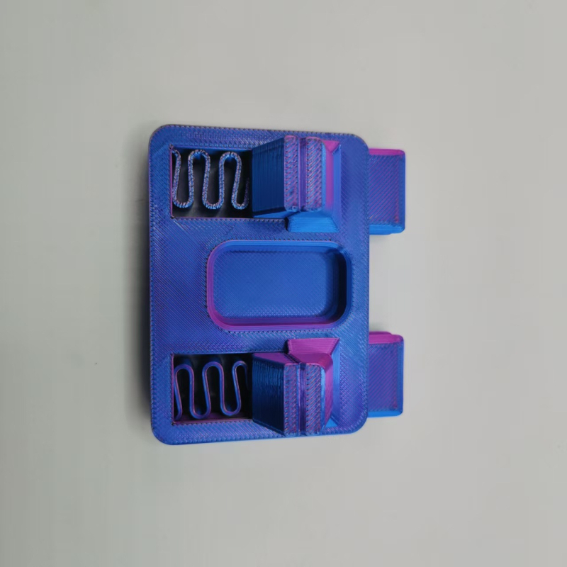 Elektrinių laidų suvirinimo laikiklis, PLA medžiaga, dažyta apdaila, logotipas atspausdintas, mechaninė gamyba, šiuolaikiškas minimalistinis stilius