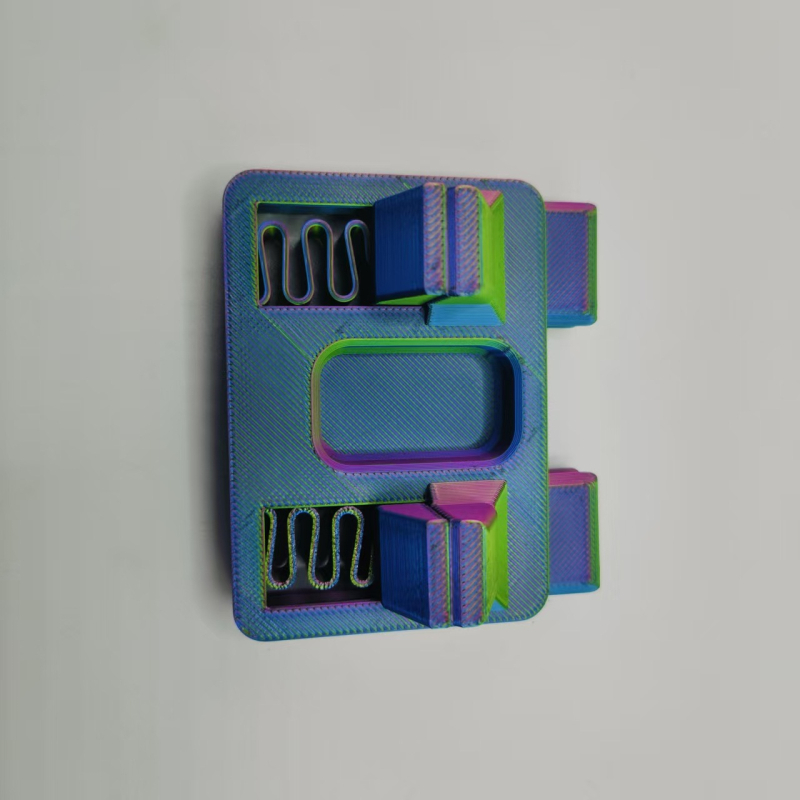 Elektrinių laidų suvirinimo laikiklis, PLA medžiaga, dažyta apdaila, logotipas atspausdintas, mechaninė gamyba, šiuolaikiškas minimalistinis stilius