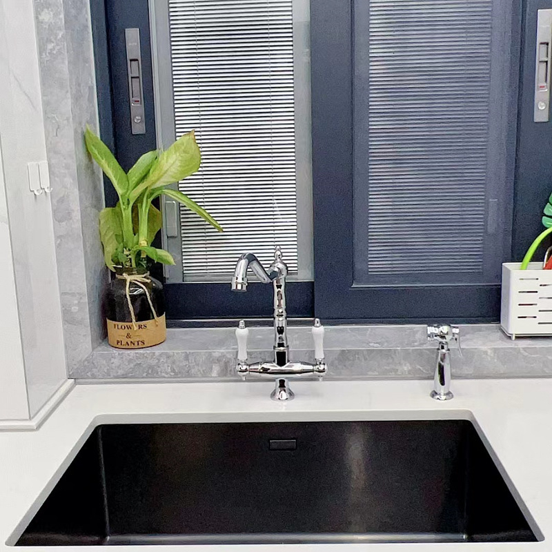 Virtuvės plautuvės čiaupas, dvigubo klasikinio dizaino, varinis korpusas, keramikos vožtuvas, įėjimas/išėjimas G1/2