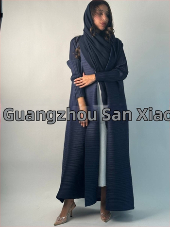 Arabų abaja su klostėmis ir spauda, ilgomis rankovėmis, išilgintas ilgis, užtrauktas rišimu