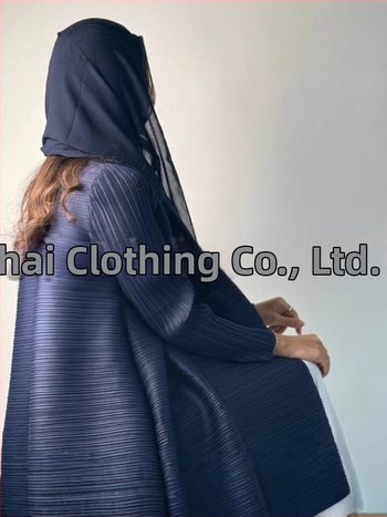 Arabų abaja su klostėmis ir spauda, ilgomis rankovėmis, išilgintas ilgis, užtrauktas rišimu