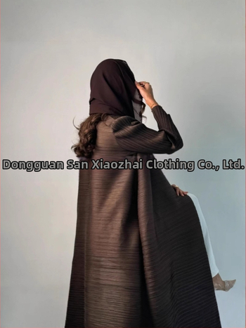 Arabų abaja su klostėmis ir spauda, ilgomis rankovėmis, išilgintas ilgis, užtrauktas rišimu