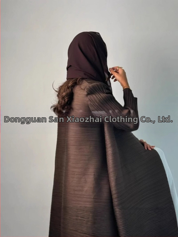 Arabų abaja su klostėmis ir spauda, ilgomis rankovėmis, išilgintas ilgis, užtrauktas rišimu