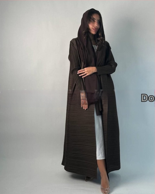 Arabų abaja su klostėmis ir spauda, ilgomis rankovėmis, išilgintas ilgis, užtrauktas rišimu