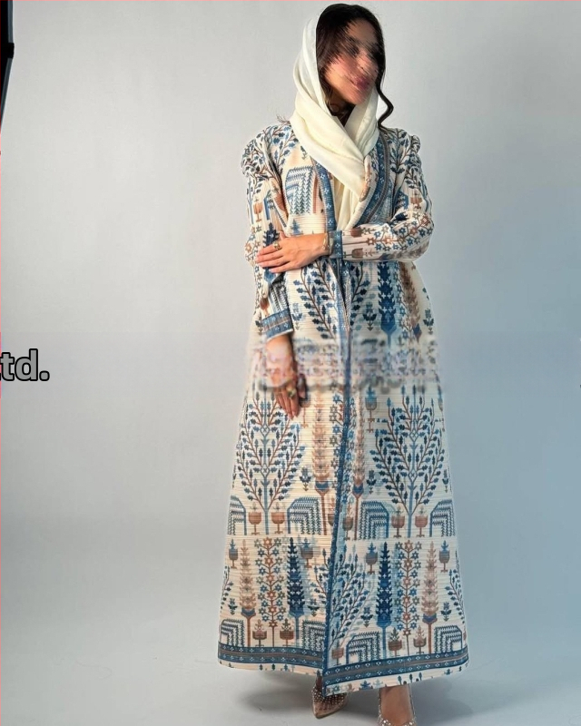 Arabų abaja su klostėmis ir spauda, ilgomis rankovėmis, išilgintas ilgis, užtrauktas rišimu