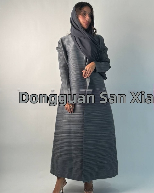 Arabų abaja su klostėmis ir spauda, ilgomis rankovėmis, išilgintas ilgis, užtrauktas rišimu